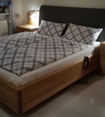 Bett in Eiche massiv