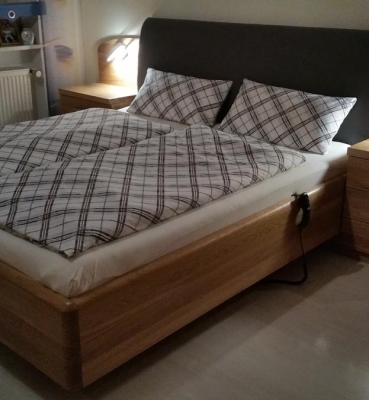 Bett in Eiche massiv