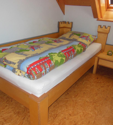 Kinderbett mit Zinnenaufsatz aus Birke Multiplex geölt