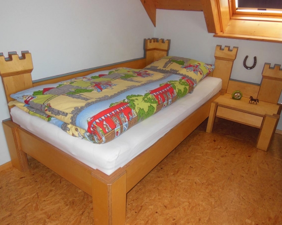 Kinderbett mit Zinnenaufsatz aus Birke Multiplex geölt