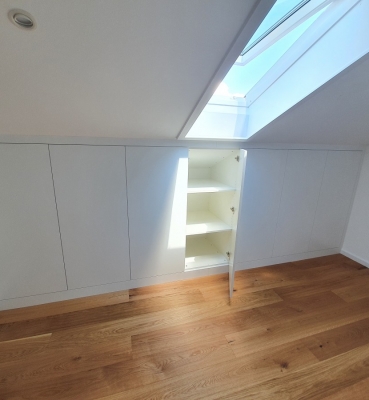 Dachschrägenschrank mit Tip-On Fronten