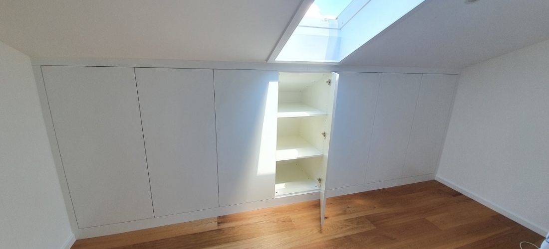 Dachschrägenschrank mit Tip-On Fronten