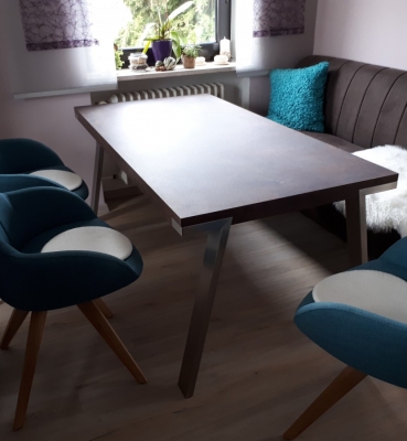 Esstisch mit eingefrästen Edelstahlfüssen