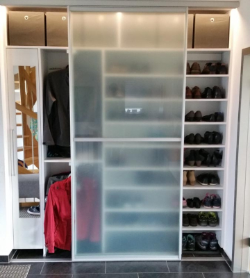 Einbaugarderobe für Schuhe mit ausziehbarer Kleiderstange