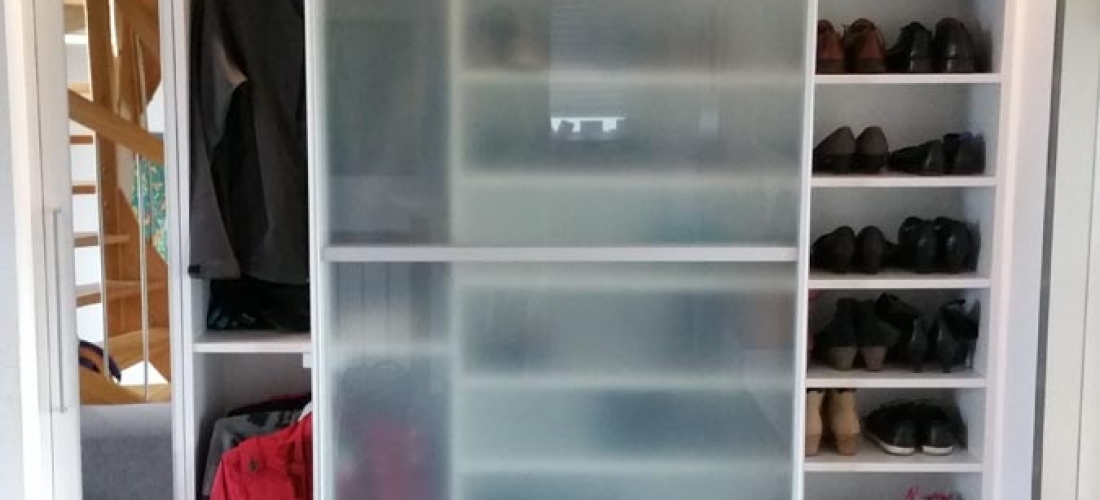 Einbaugarderobe für Schuhe mit ausziehbarer Kleiderstange