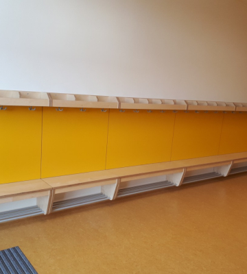 Wandhängende Garderobe im Schulbereich
