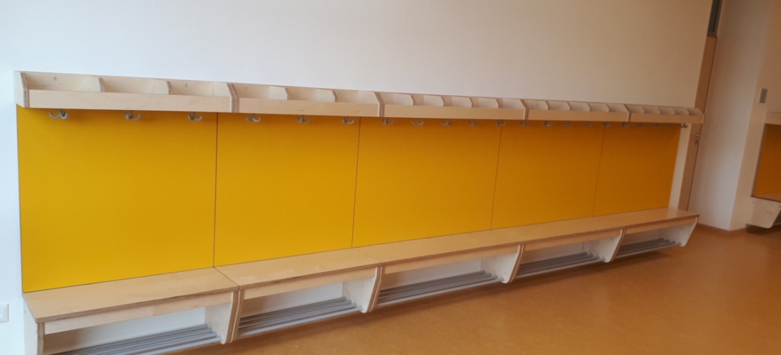 Wandhängende Garderobe im Schulbereich