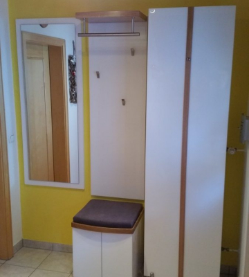 Garderobe mit kleiner Sitzbank