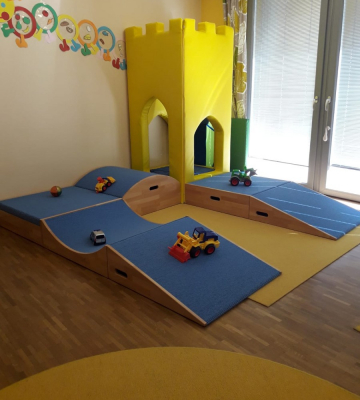 Spielpodeste mit Teppichbelag
