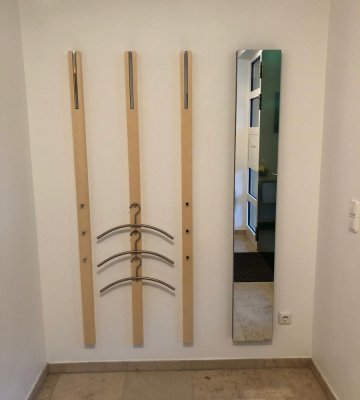 Wandgarderobe mit Esche Massivpfosten. Schlicht, einfach und modern