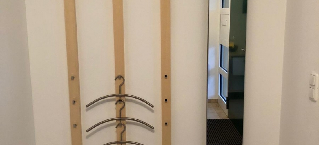 Wandgarderobe mit Esche Massivpfosten. Schlicht, einfach und modern